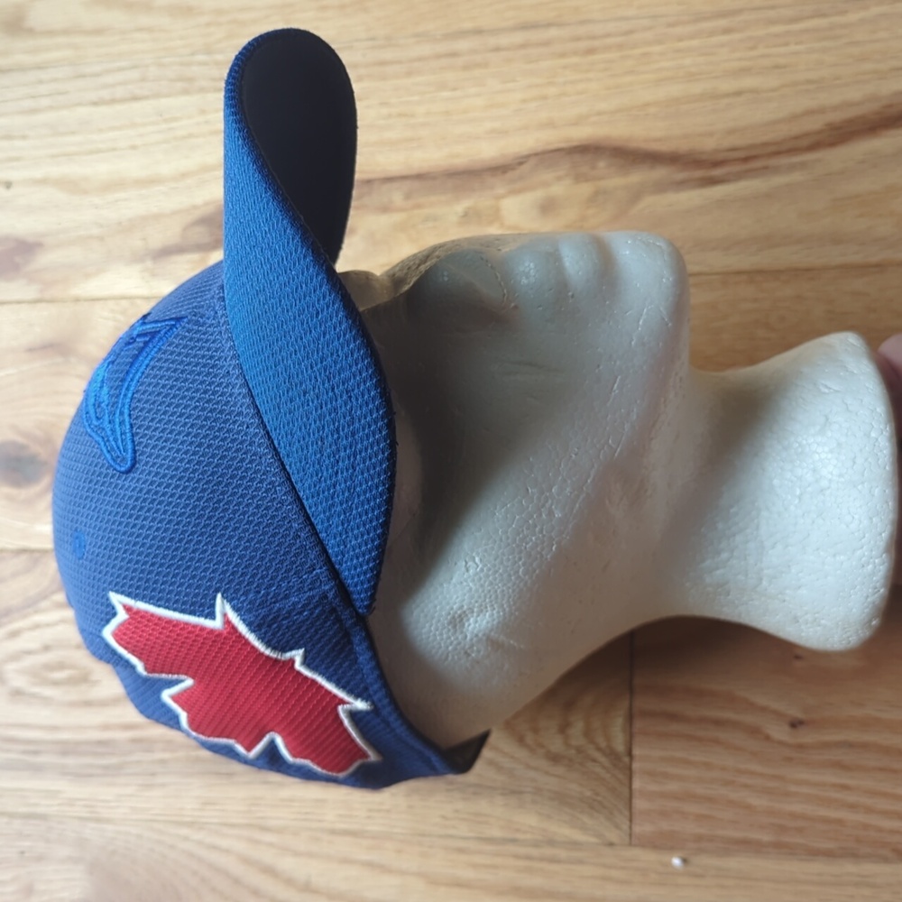 New Era. Toronto Blue Jays. Twist Logo - 39THIRTY Flex Hat. Youth Sized.